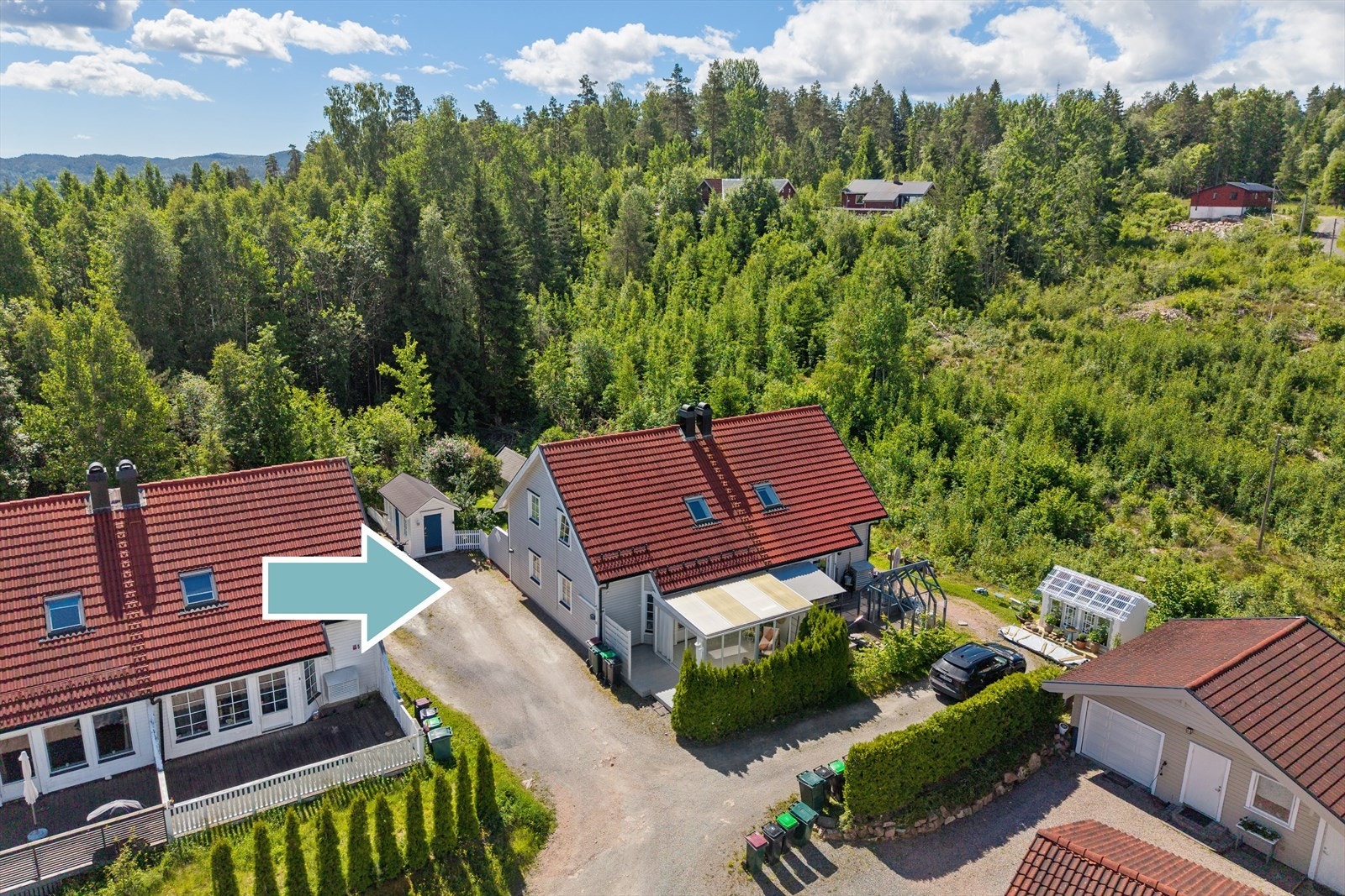 Eiendommen er beliggende i et veletablert og rolig boligområde med skogen som nærmeste nabo. Galleribilde