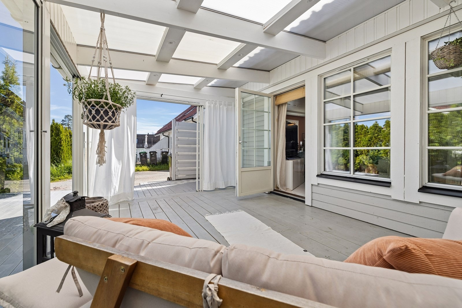 Her slippes det inn rikelig med dagslys og skaper en luftig atmosfære, mens store skyvedører mot terrassen/hagen åpner opp og visker ut skillet mellom inne og ute. Galleribilde