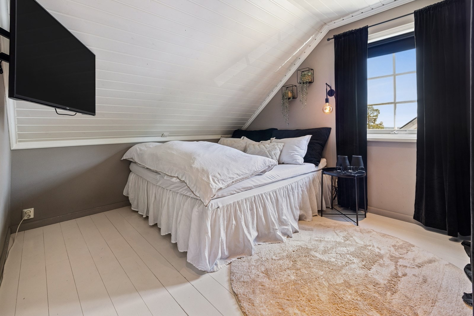 I boligens 2. etasje finner du tre soverom med en lun og sjarmerende atmosfære, malt i delikate farger. Galleribilde