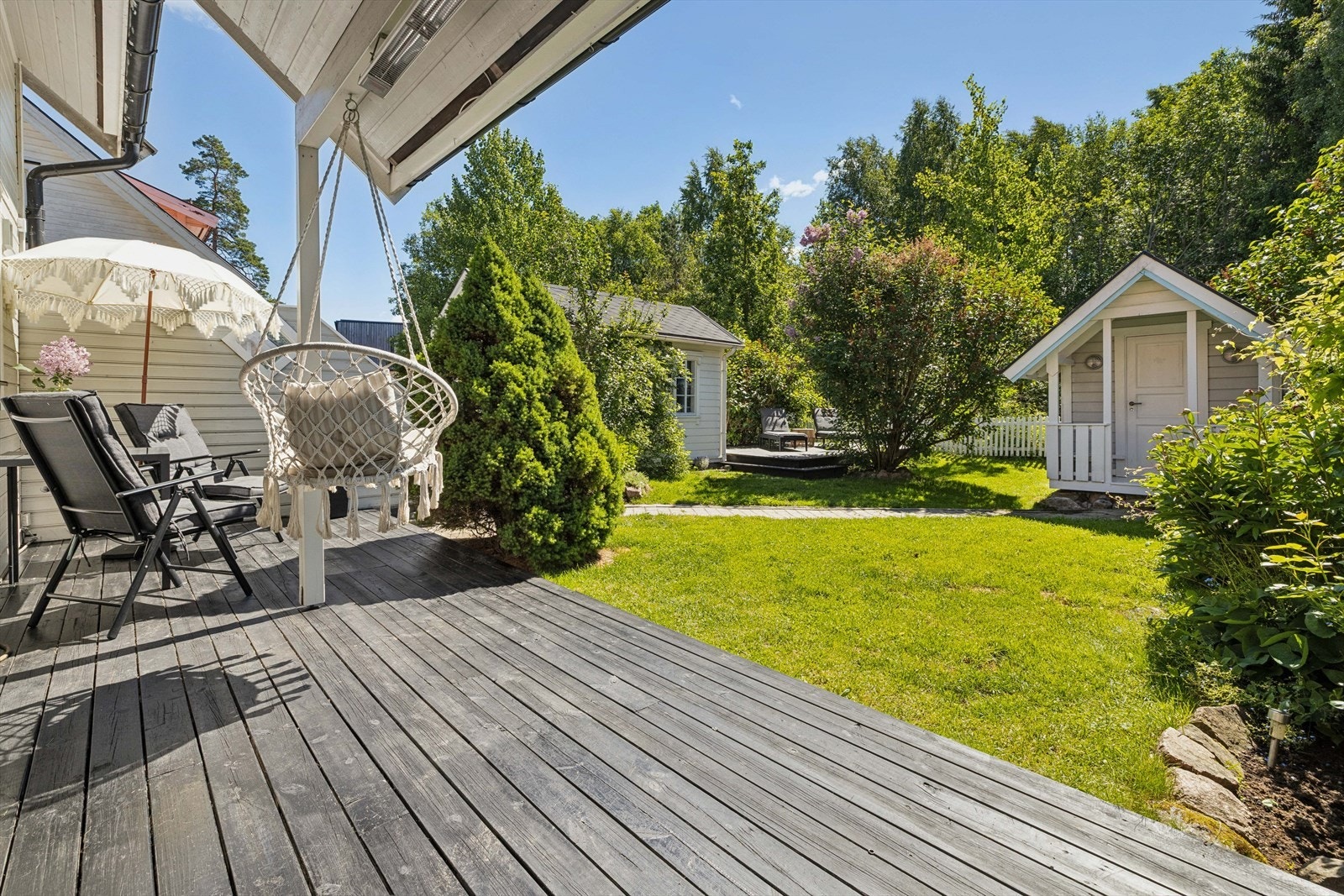På fremsiden av huset er det adkomst til en koselig, inngjerdet hage, perfekt for både lek, avslapning og hyggelige sommerdager. Galleribilde