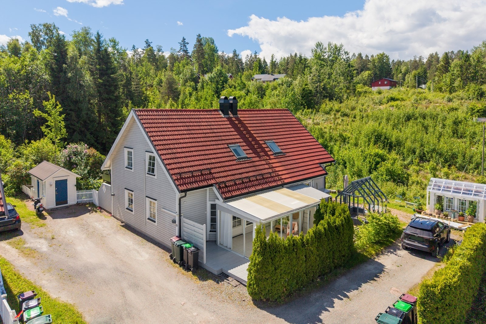 En lys og tiltalende vertikaldelt tomannsbolig fra 2004 med en god planløsning. Galleribilde