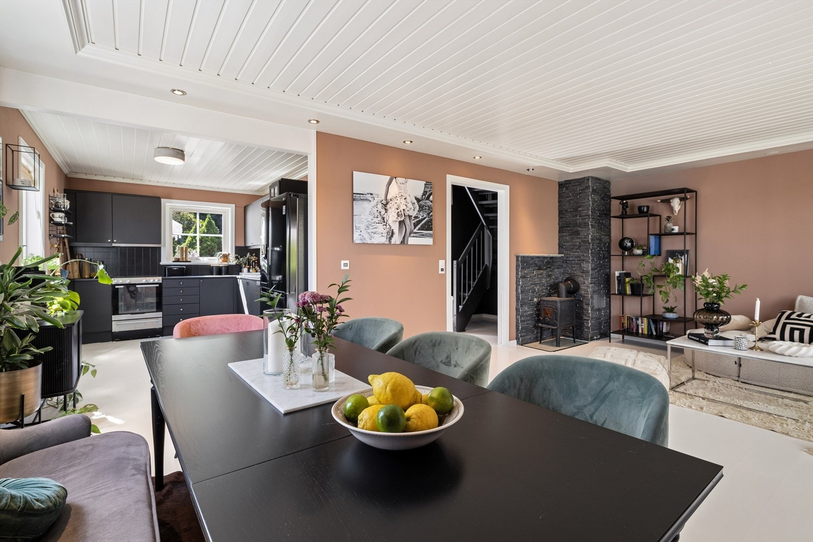 Her er det god plass til langbord, som innbyr til hyggelige måltider og sosiale sammenkomster. Galleribilde