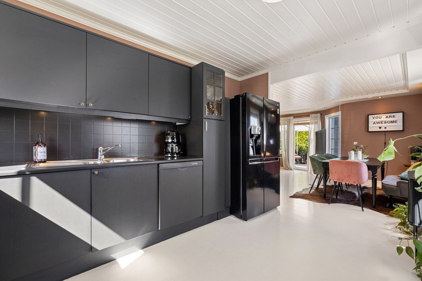 Det er plass til frittstående hvitevarer, og det er etablert mekanisk avtrekk. Galleribilde