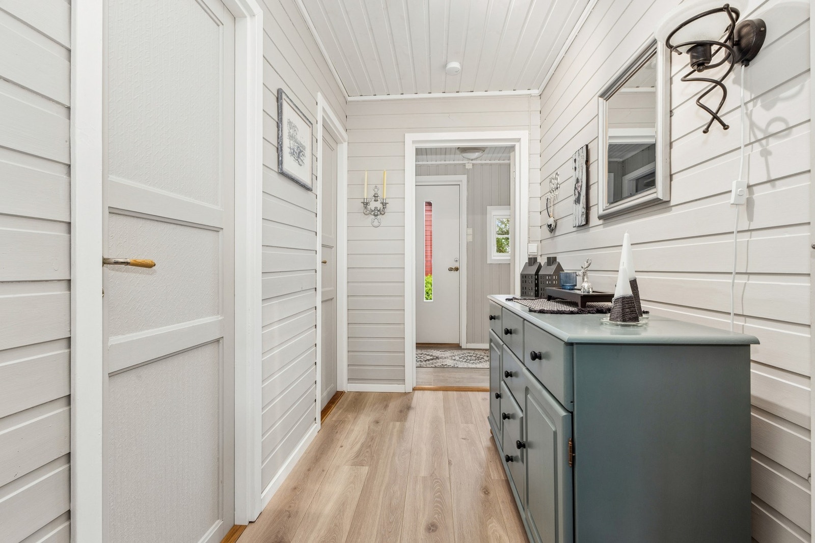 Det er elektriske varmekabler på bad, yttergang og deler av mellomgang. Galleribilde