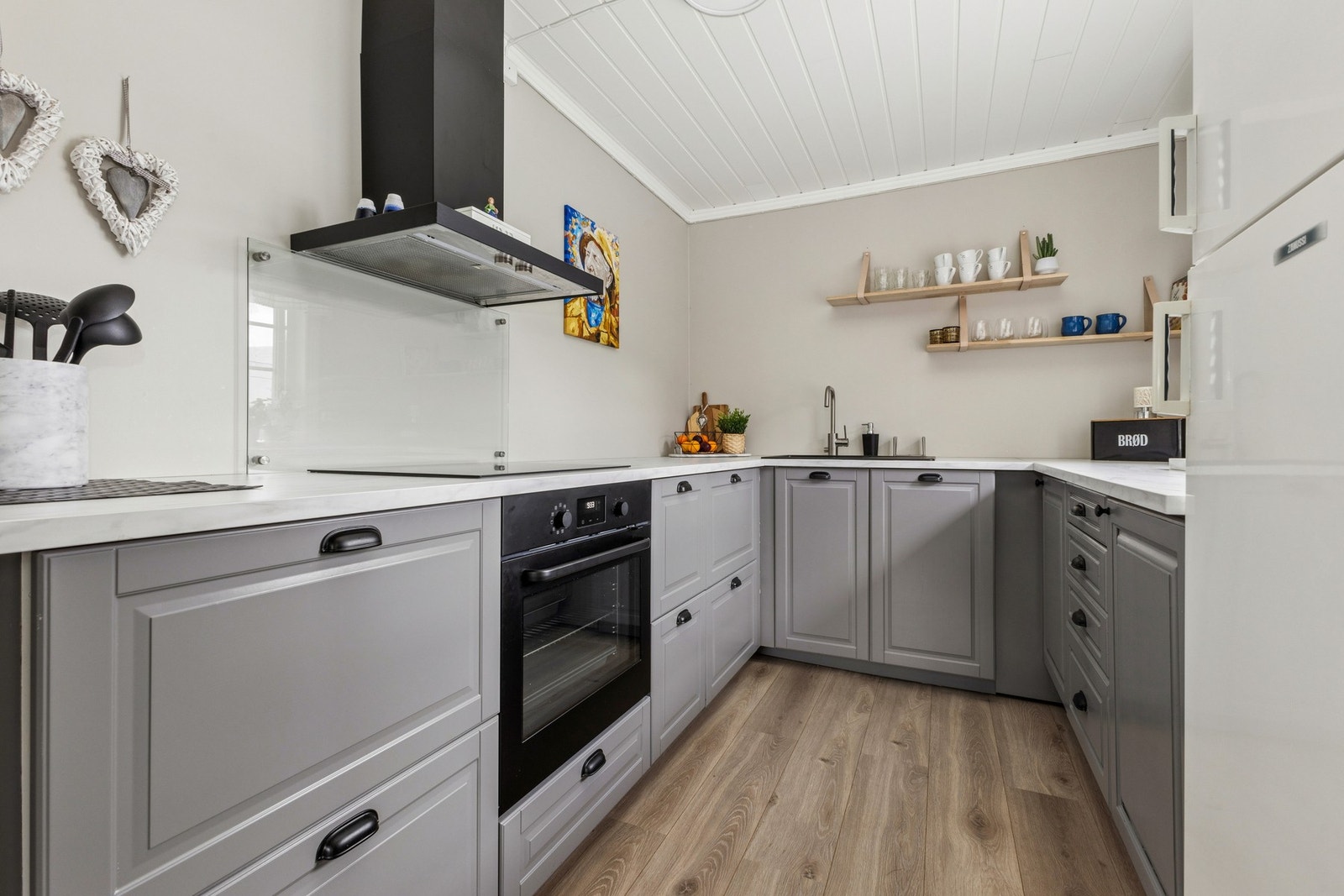 Kjøkkenet er utstyrt med stekeovn, platetopp og ventilator. Det er innlagt strøm, vann og avløp (ikke utslippstillatelse). Galleribilde
