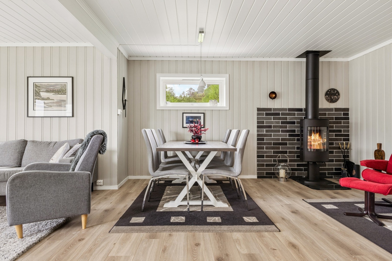 Stuen har god plass til både spisebord og en romslig sofagruppe. Galleribilde