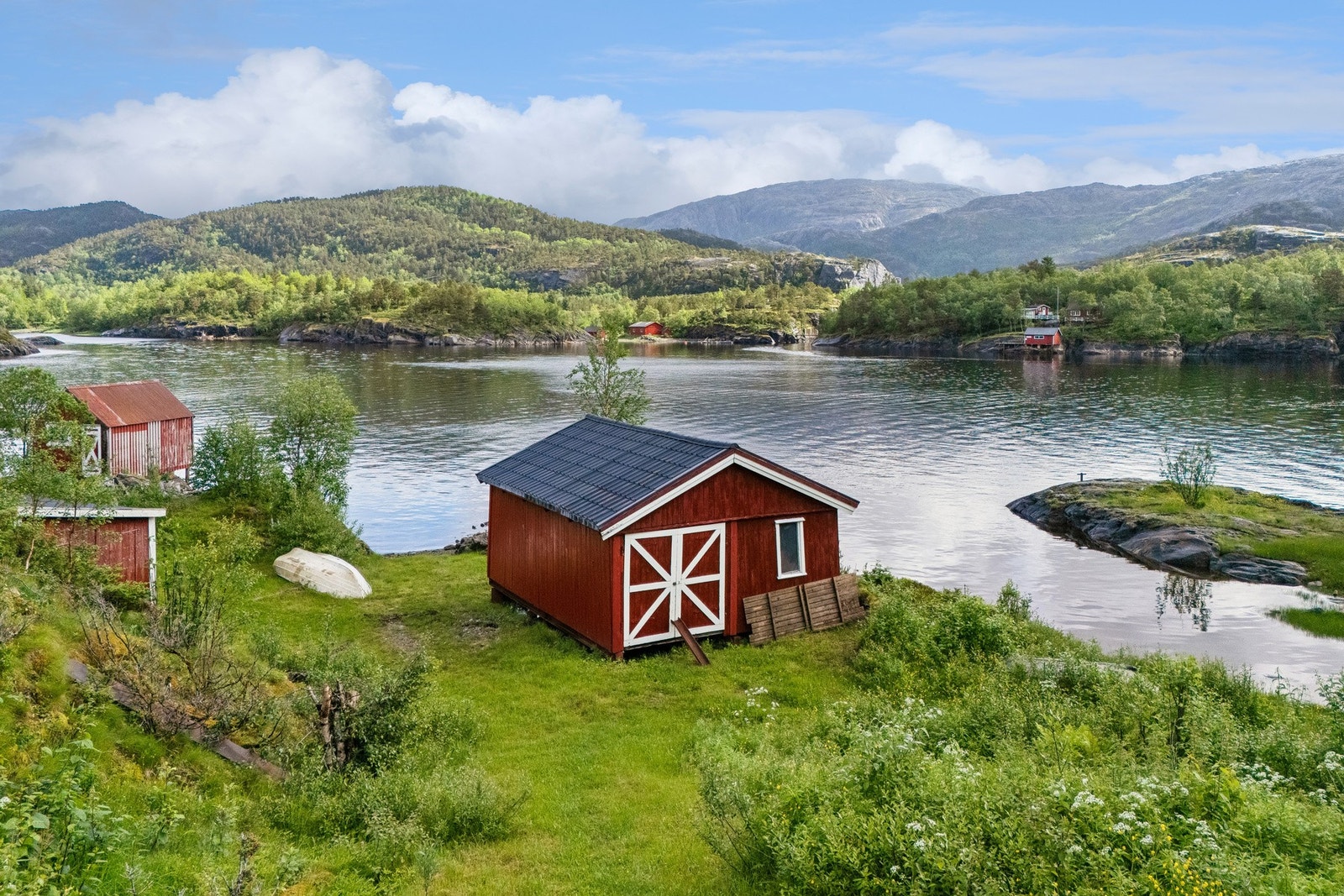 Med beliggenhet kun noen meter fra sjøen, ligger alt til rette for et aktivt båt- og friluftsliv. EIendommen har tinglyst bruksrett på halve naustet som er avbildet. Galleribilde