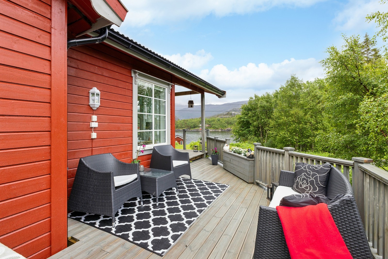 Terrassen går rundt store deler av hytta og byr på flere sittegrupper og ulike sol- og utsiktsforhold. Galleribilde