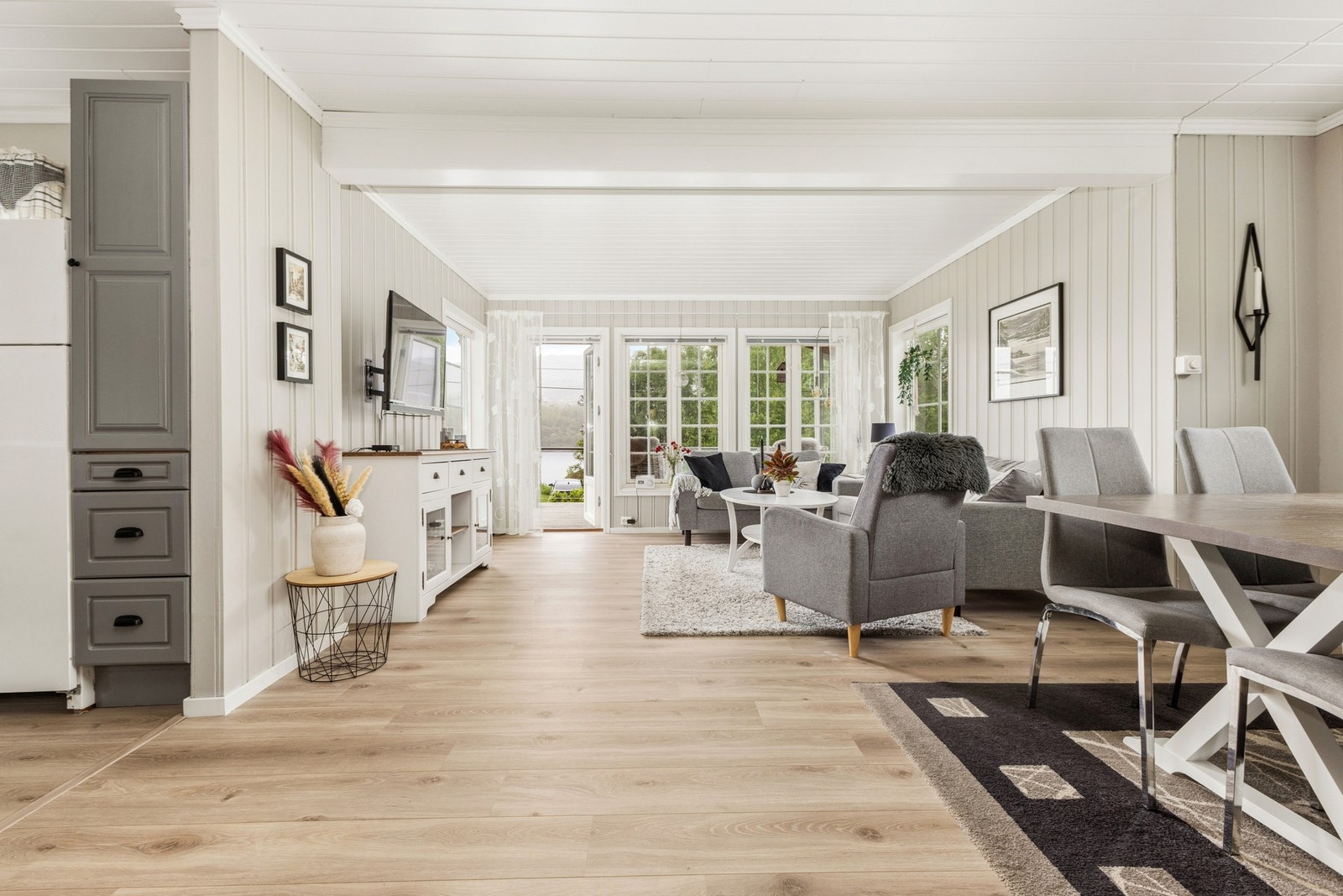 Innvendig holder hytta en fin standard med lyse overflater. Galleribilde