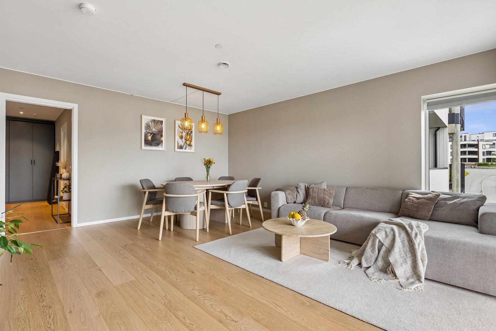 God plass til både sofagruppe og spisebord i den åpne løsningen. Galleribilde