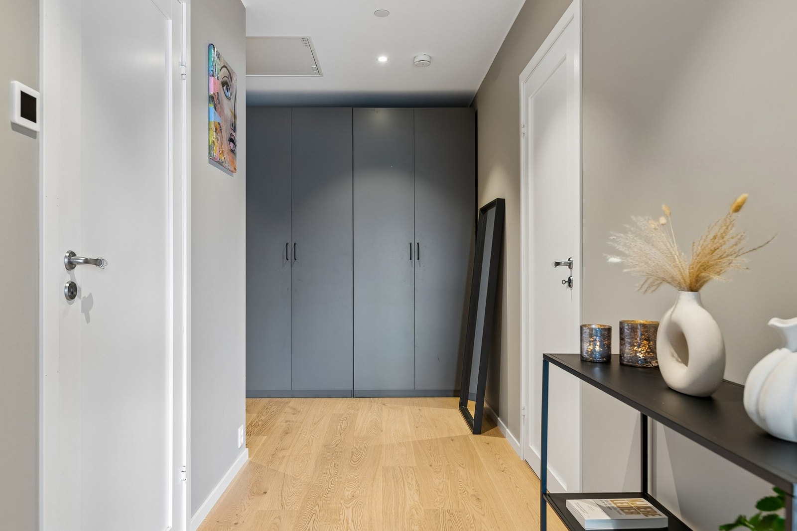 Velkommen inn i en lys og innbydende entré med gode oppbevaringsmuligheter. Galleribilde