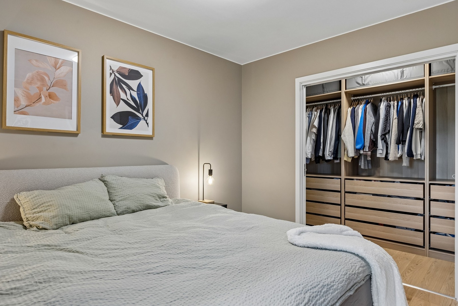 Praktisk walk-in-closet med god oppbevaringsplass. Galleribilde