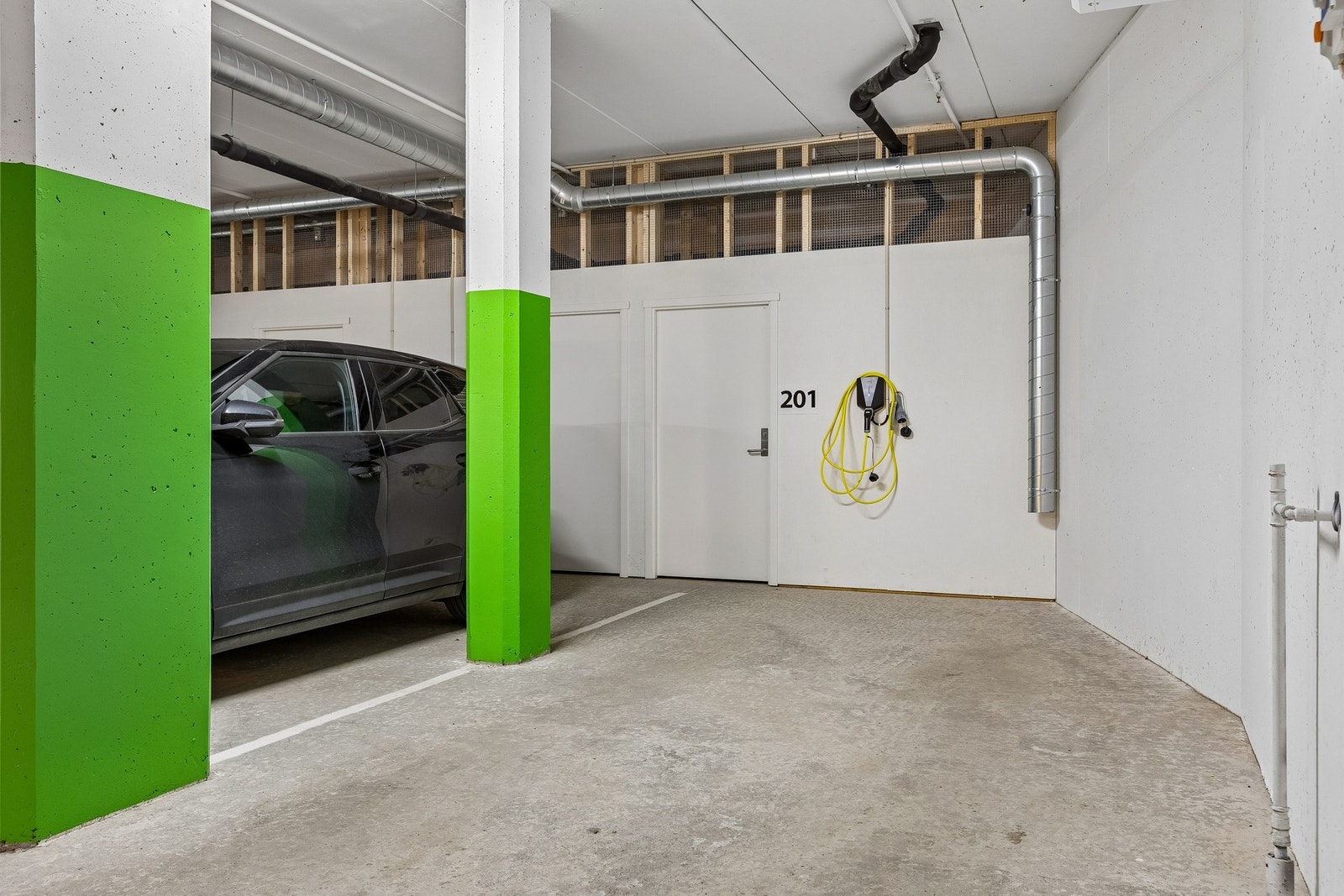 Fast parkeringsplass i lukket garasjeanlegg følger boligen. I tillegg medfølger sportsbod i direkte tilknytning til parkeringsplassen. Galleribilde