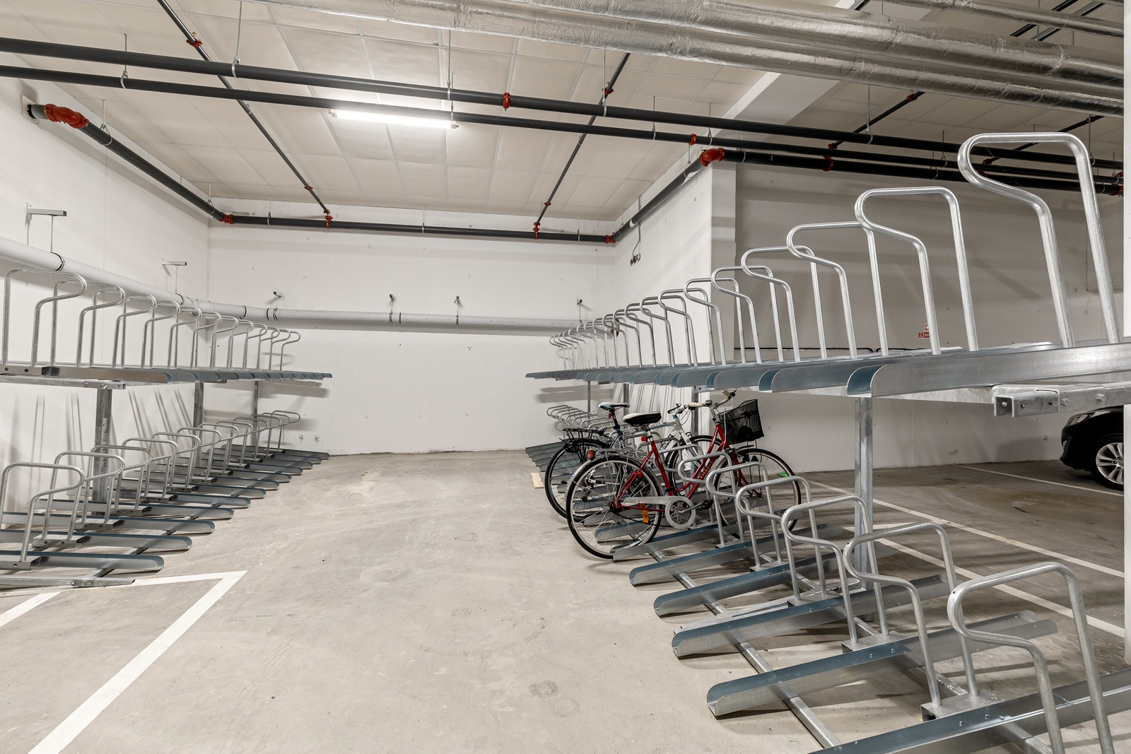 Kjelleren består av parkeringsplasser, bod og stor sykkelparkering. Galleribilde
