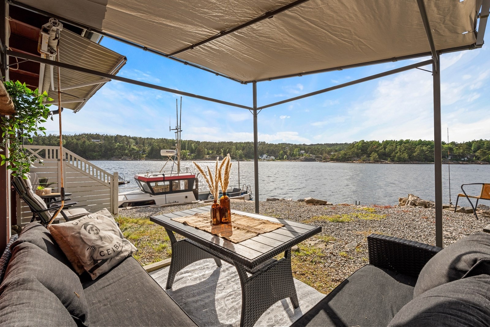 Uteplassen ved sjøboden har plass til en romslig sittegruppe. Galleribilde