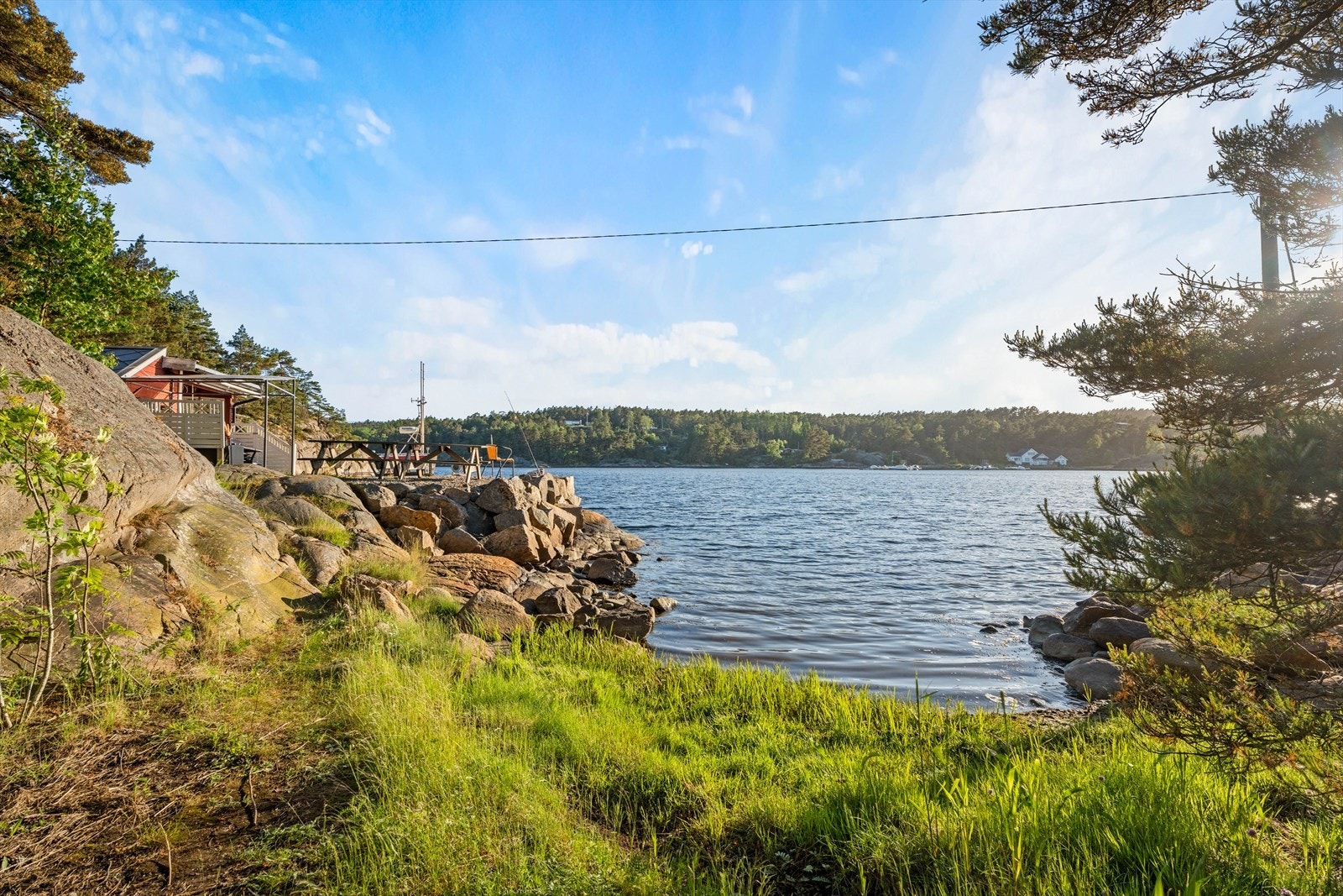 Eiendommen byr på en variert kystnatur med svaberg, skog og gressletter. Galleribilde
