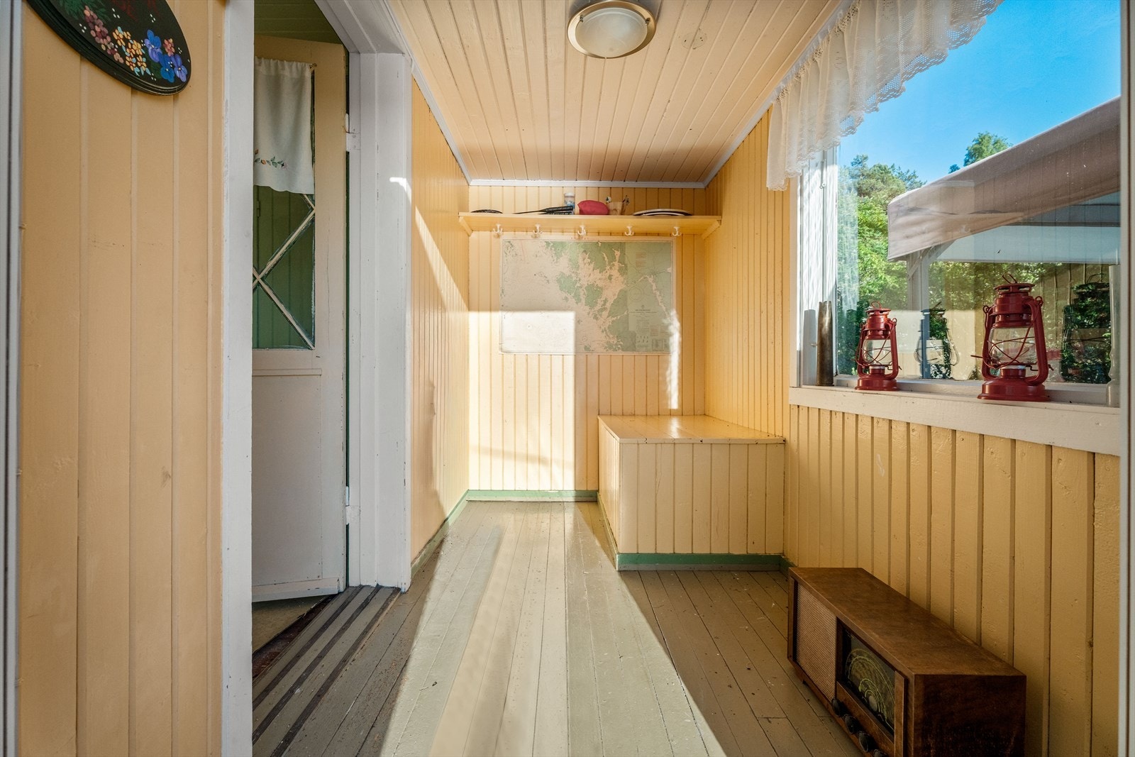 Praktisk entré med plass til oppbevaring av yttertøy. Galleribilde