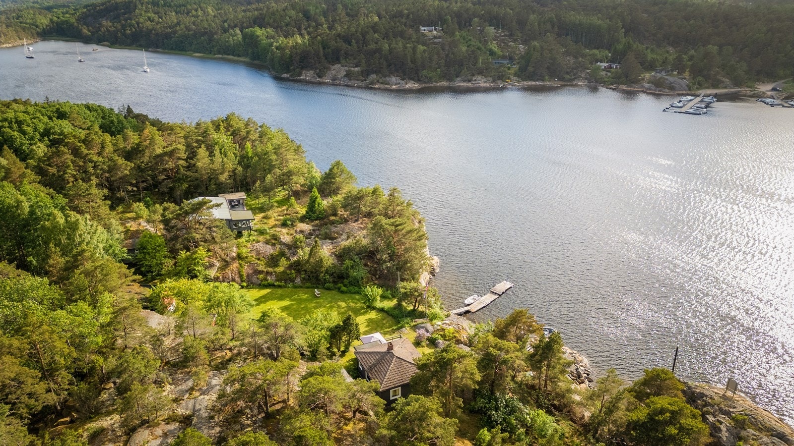 Eiendommen sett fra luften, med marina i nærheten. Galleribilde