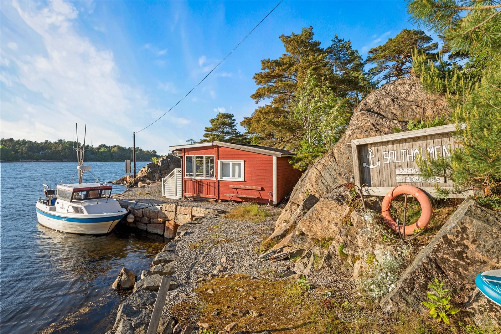 Sjøboden og bryggeanlegget ønsker velkommen til Saltholmen. Galleribilde