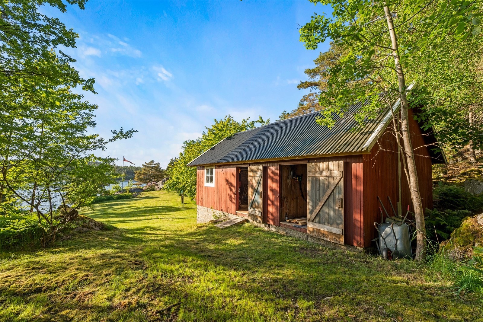 Frittstående låve på ca. 45 m² gir rikelig med lagringsplass. Galleribilde