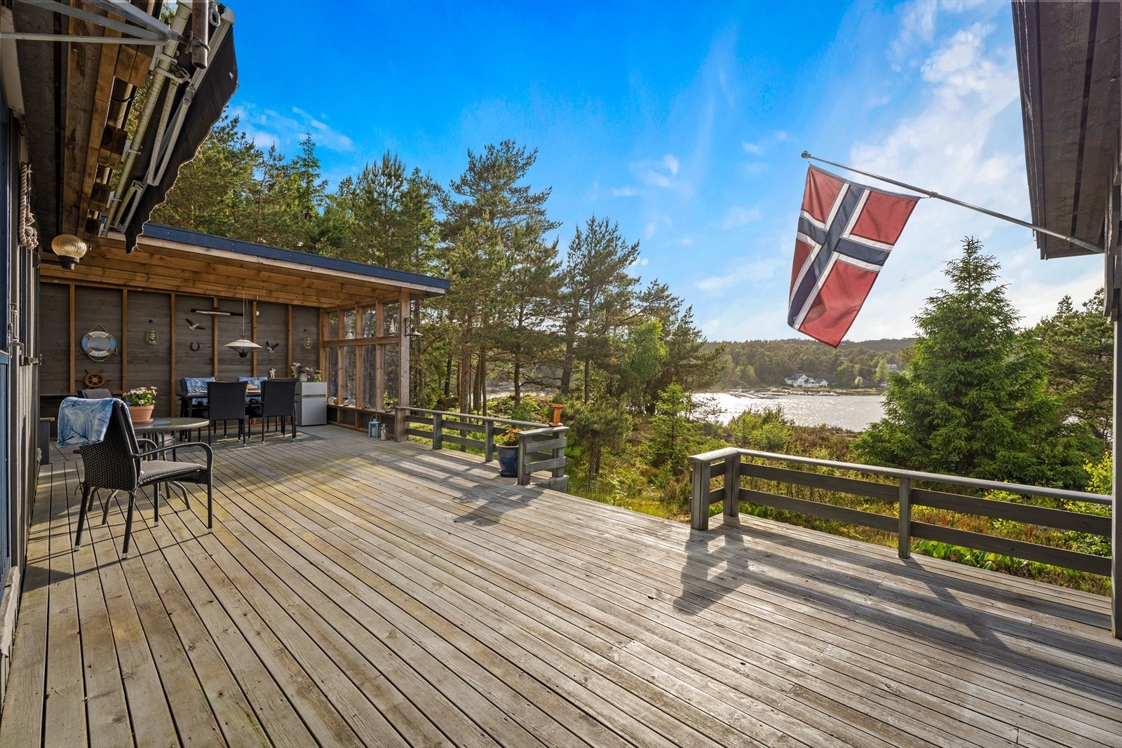 Stor terrasse på ca. 109 m² som strekker seg fra vest til øst. Galleribilde