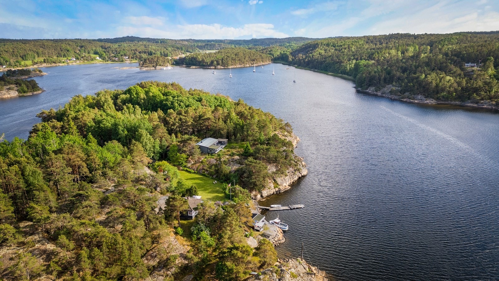 Oversiktsbilde som viser eiendommens plassering i sundet. Galleribilde