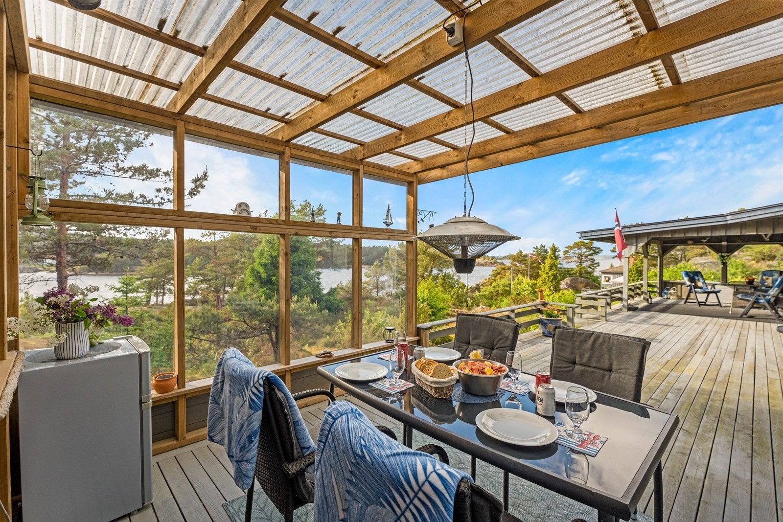 Fra terrassen er det utsikt over eiendommen og sjøen. Galleribilde