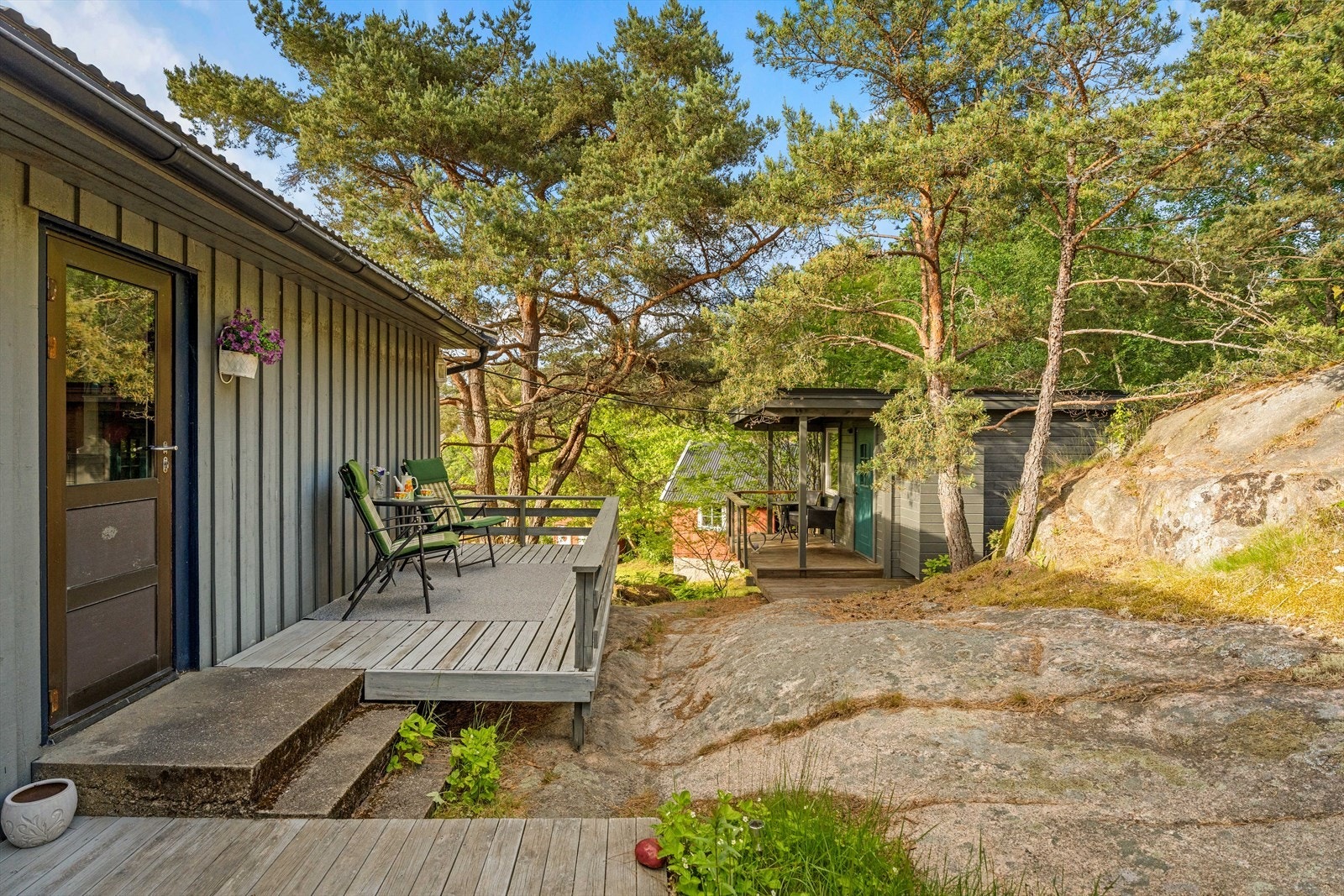 Flere uteplasser og terrasser knytter bygningene sammen. Galleribilde