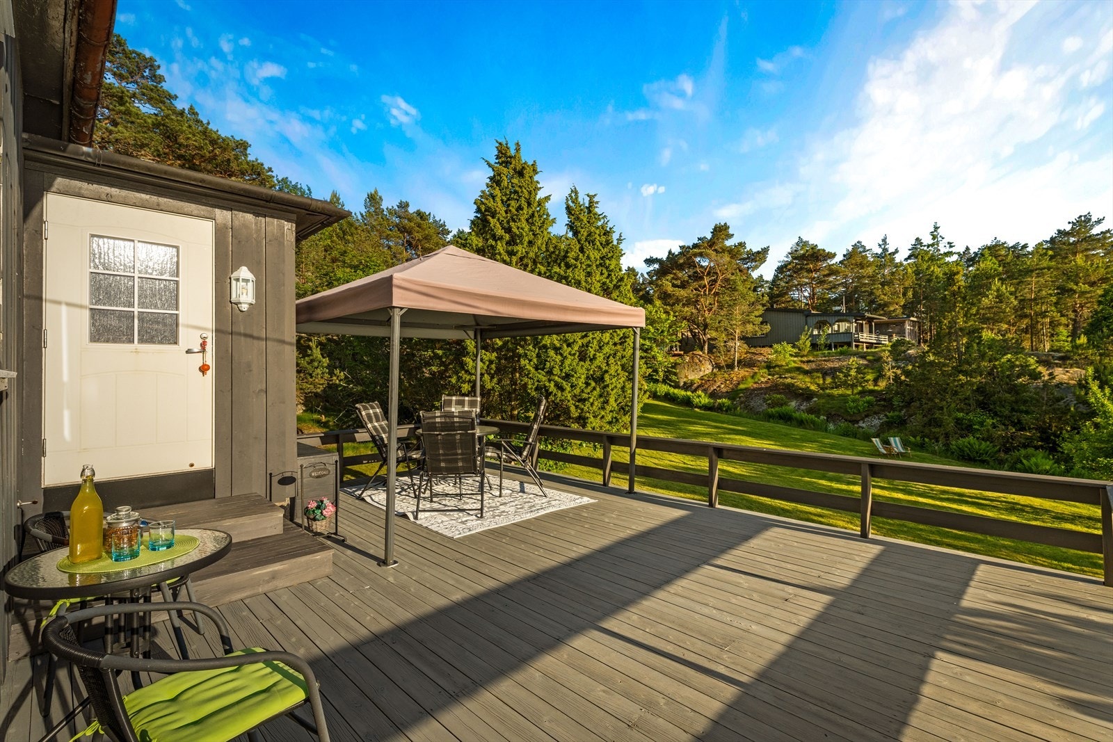 Terrassen er på ca. 28 m² og har plass til en hyggelig sittegruppe. Galleribilde