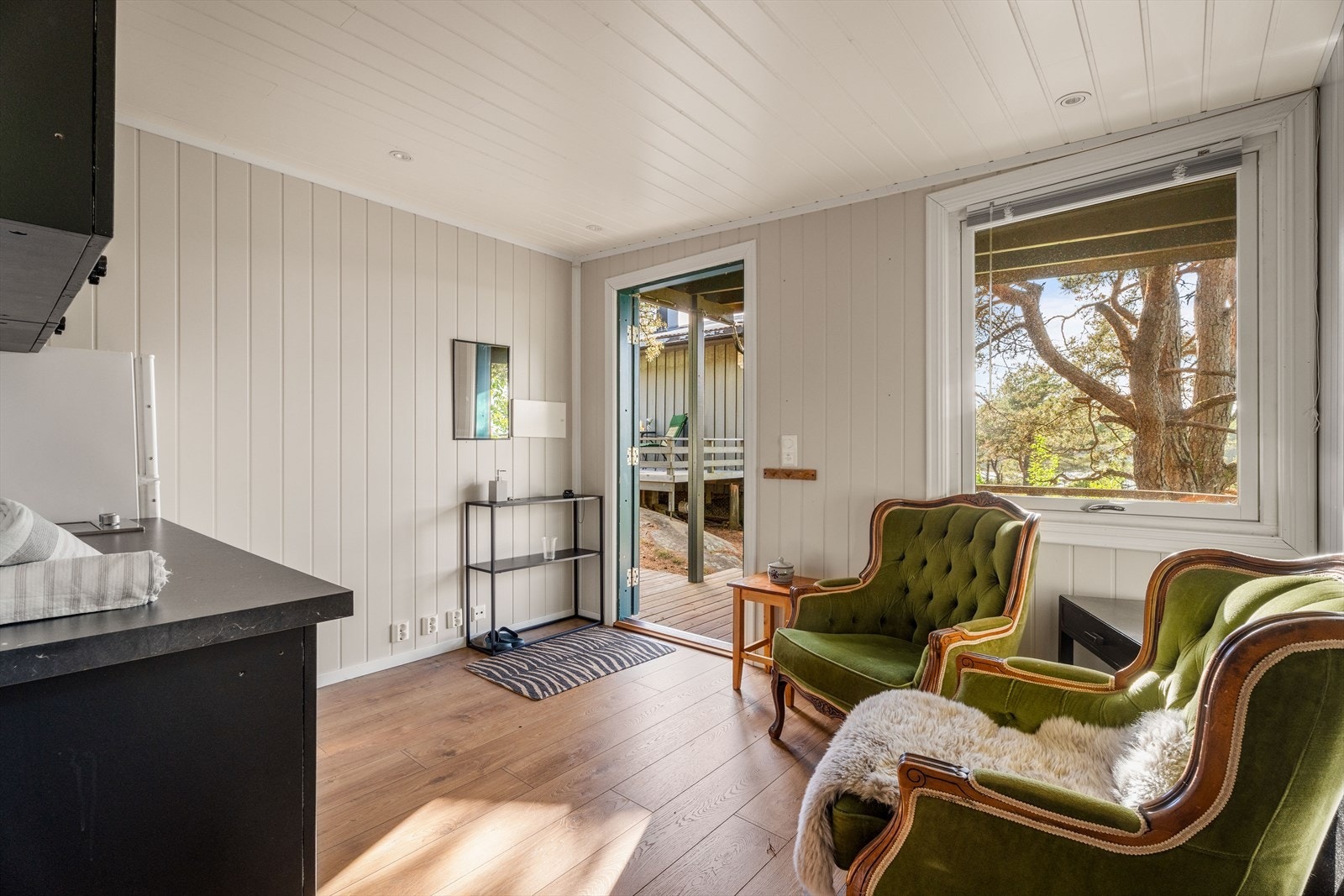 Rommet har utgang til terrassen og plass til en liten sittegruppe. Galleribilde