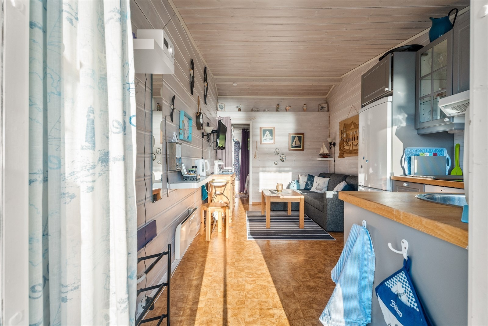 Lyse overflater med panel på vegger og tak. Galleribilde