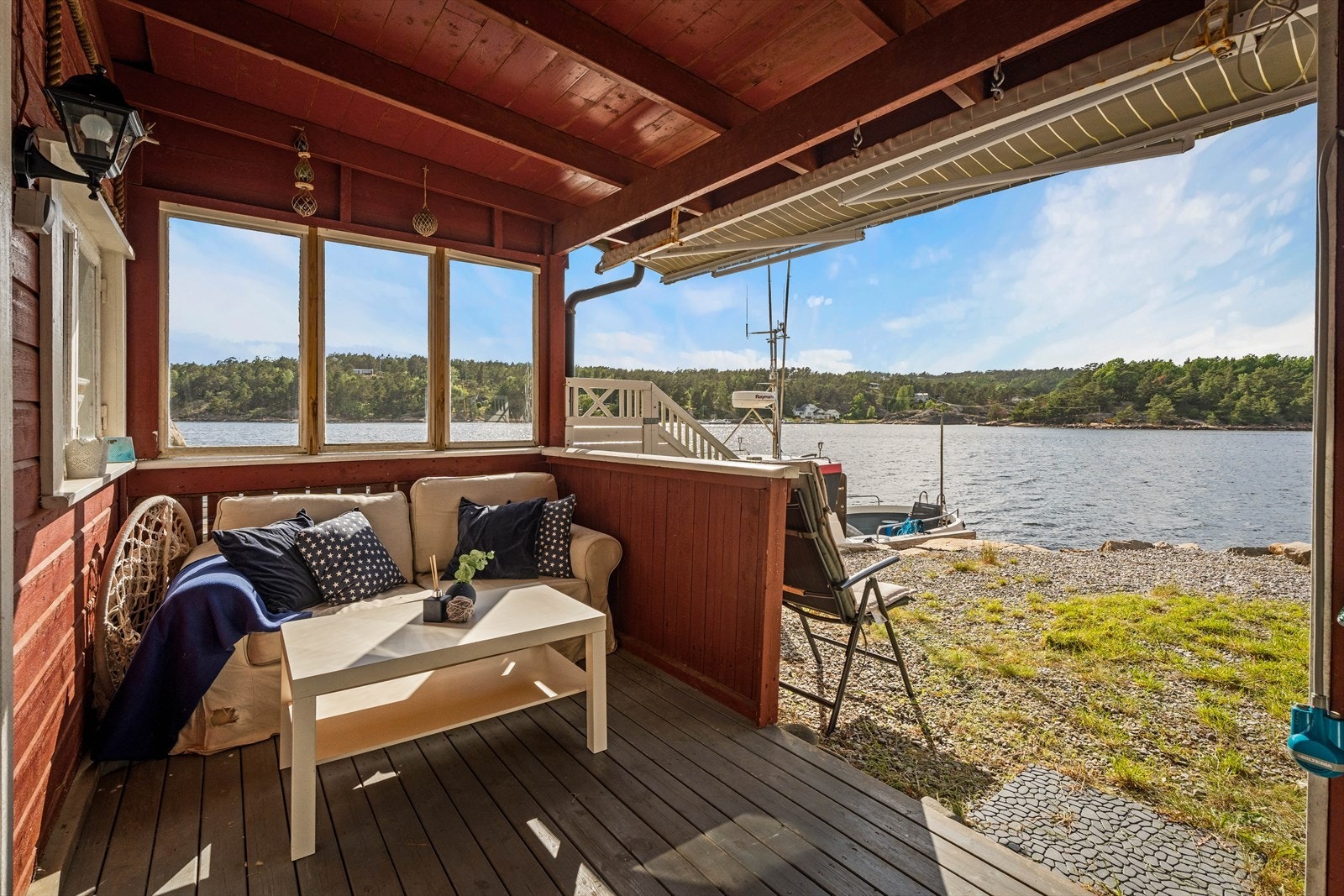 Overbygd terrasse ved sjøboden, et perfekt sted for å nyte nærheten til sjøen. Galleribilde