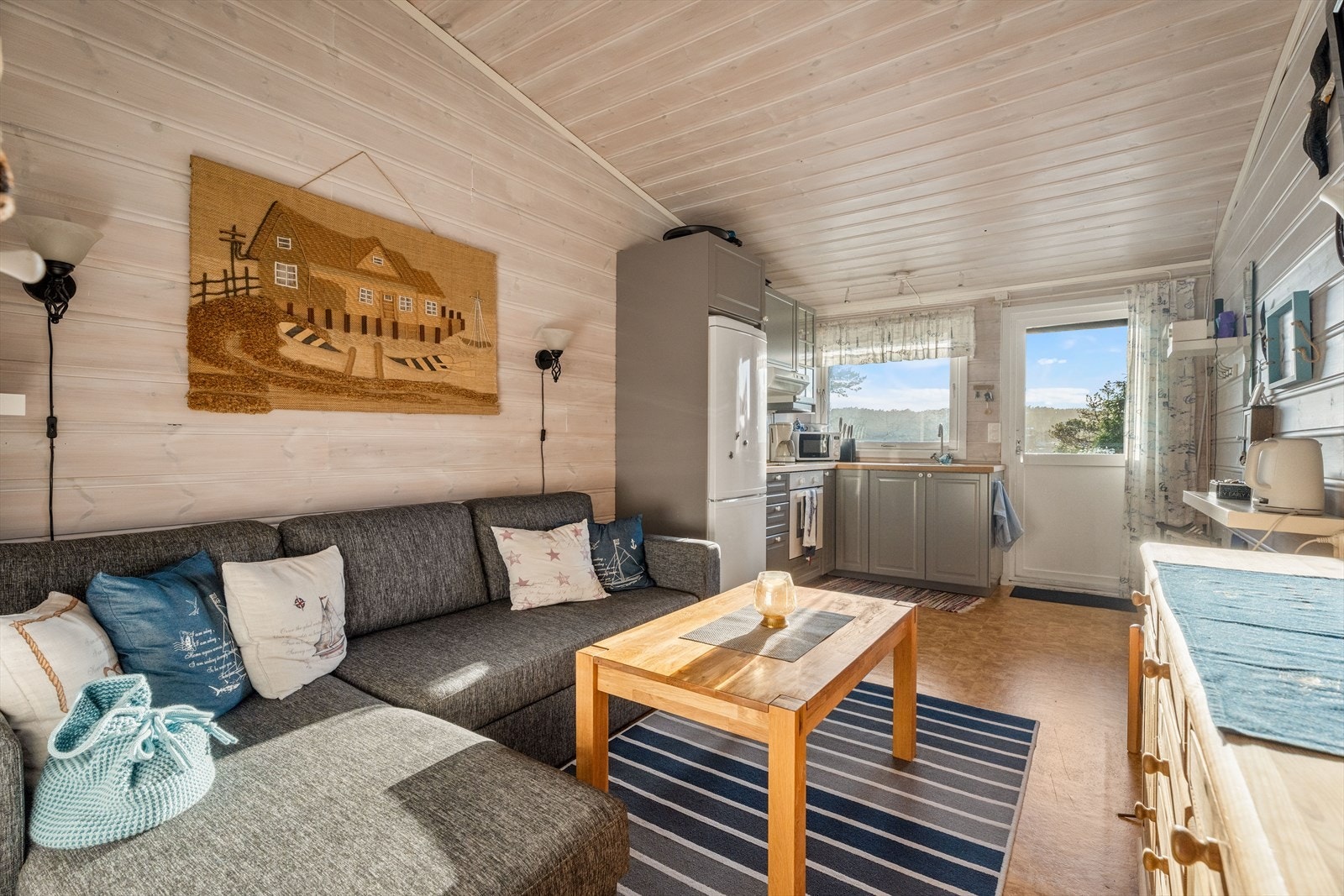 Stue i midtre del med plass til sofagruppe og åpen løsning mot kjøkkenet. Galleribilde