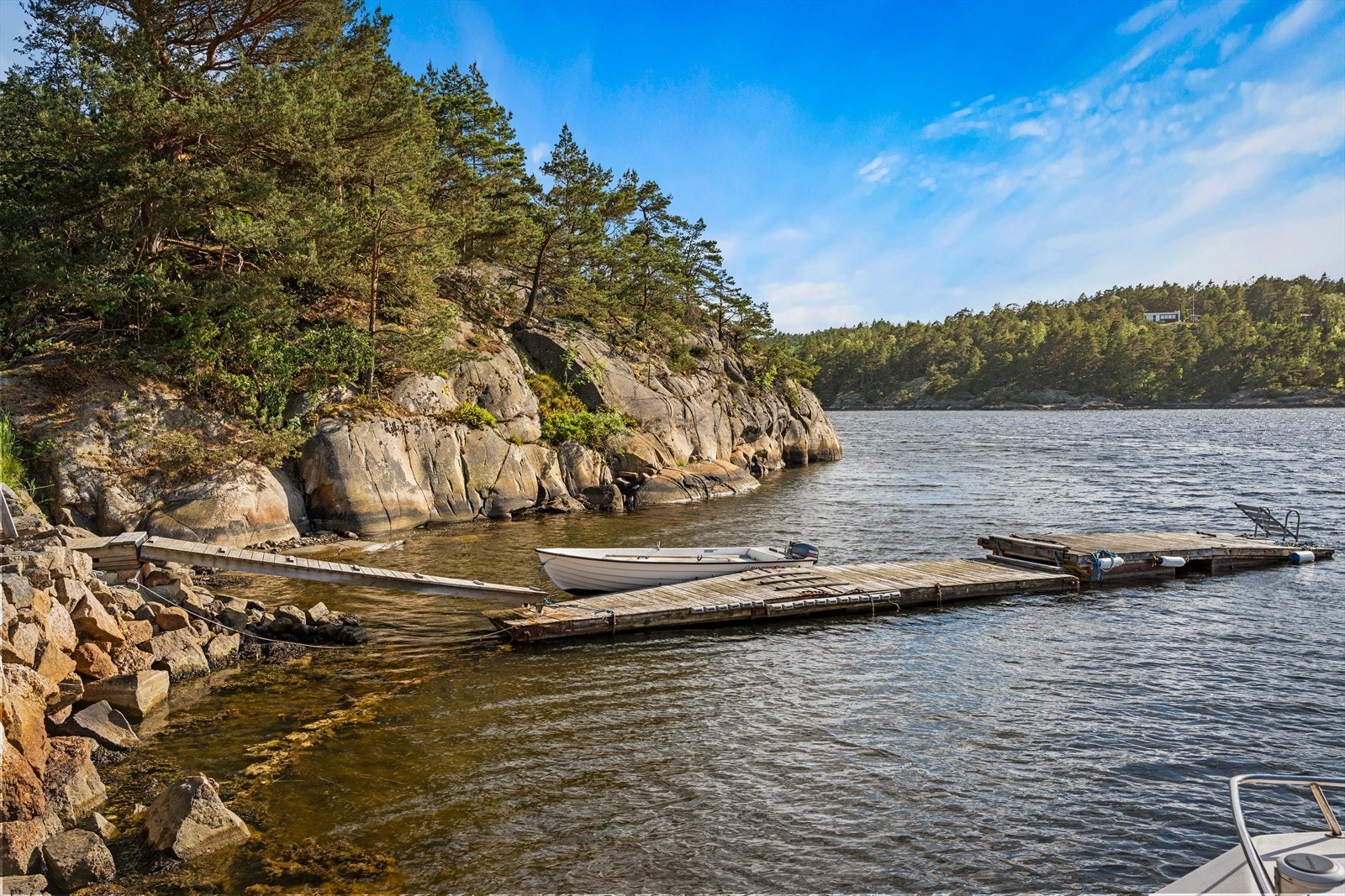 Eiendommen har flere brygger og fortøyningsmuligheter. Galleribilde