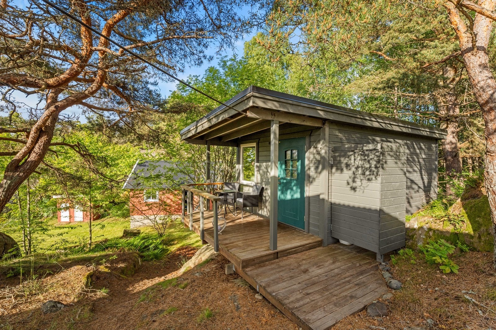 Frittstående anneks på ca. 17 m² med egen liten terrasse. Galleribilde