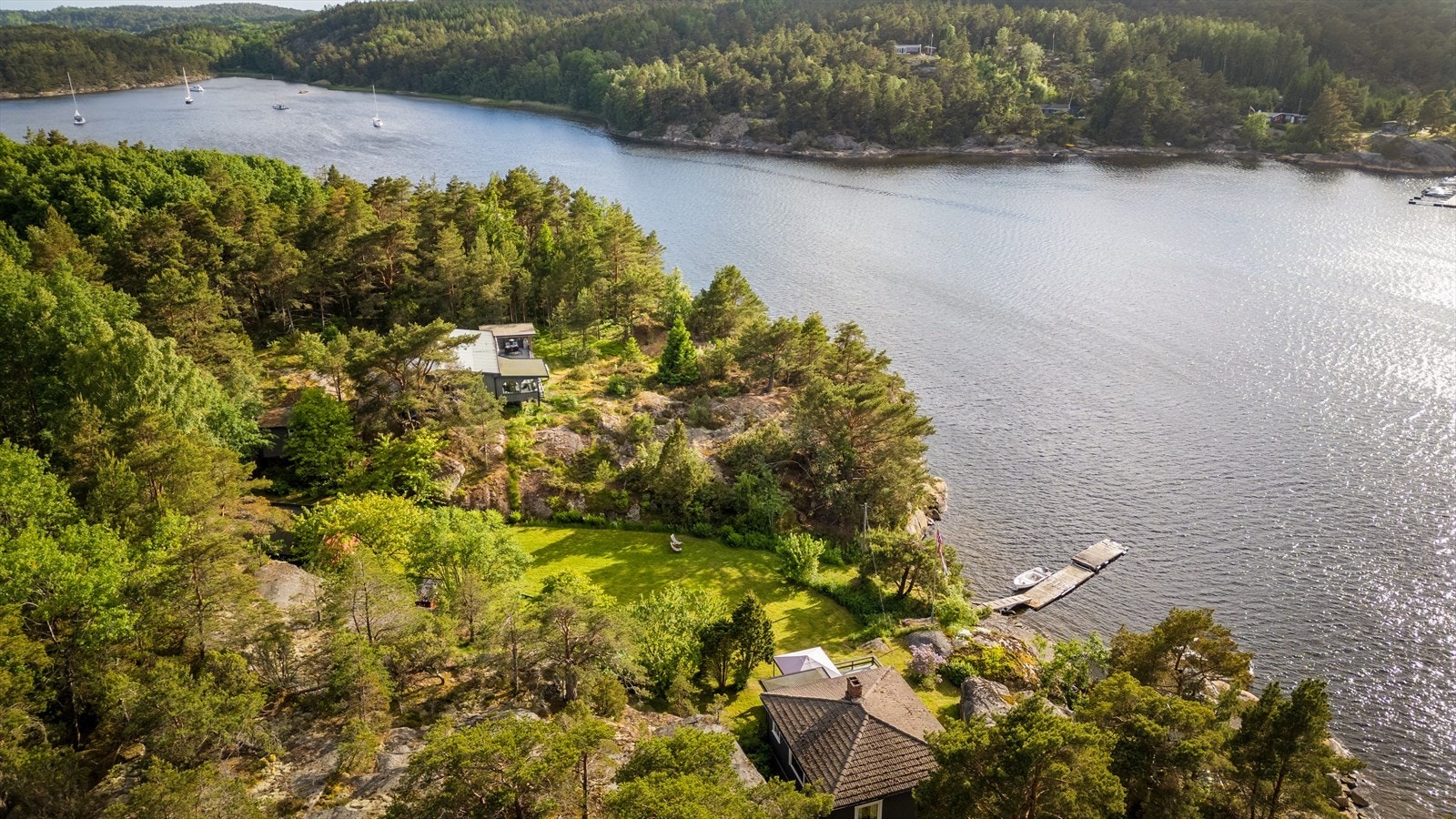De to hovedhyttene ligger adskilt på tomten, med god avstand. Galleribilde