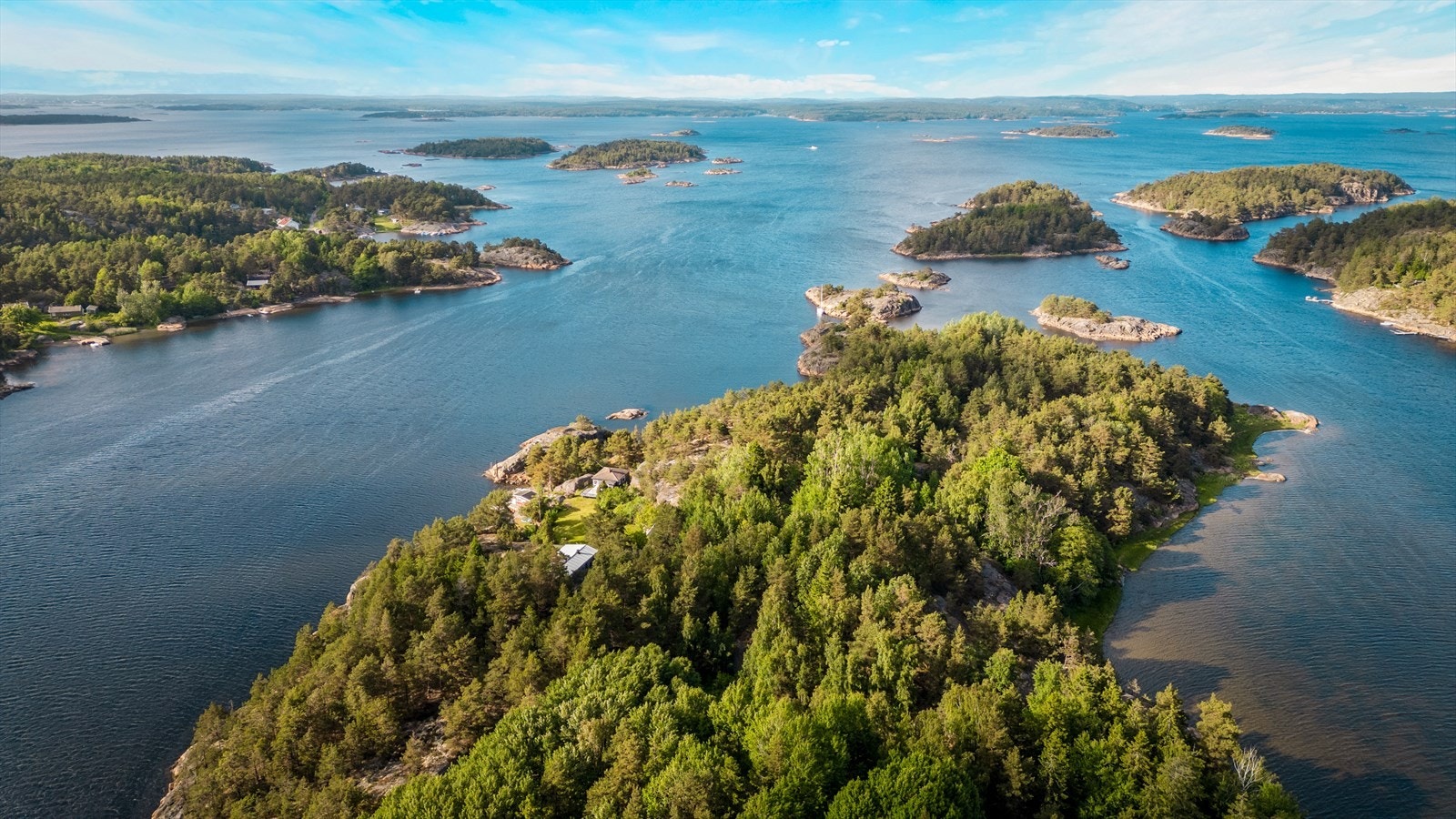 Øya ligger vakkert til i Hvalerskjærgården, med kort båtvei til fastlandet. Galleribilde