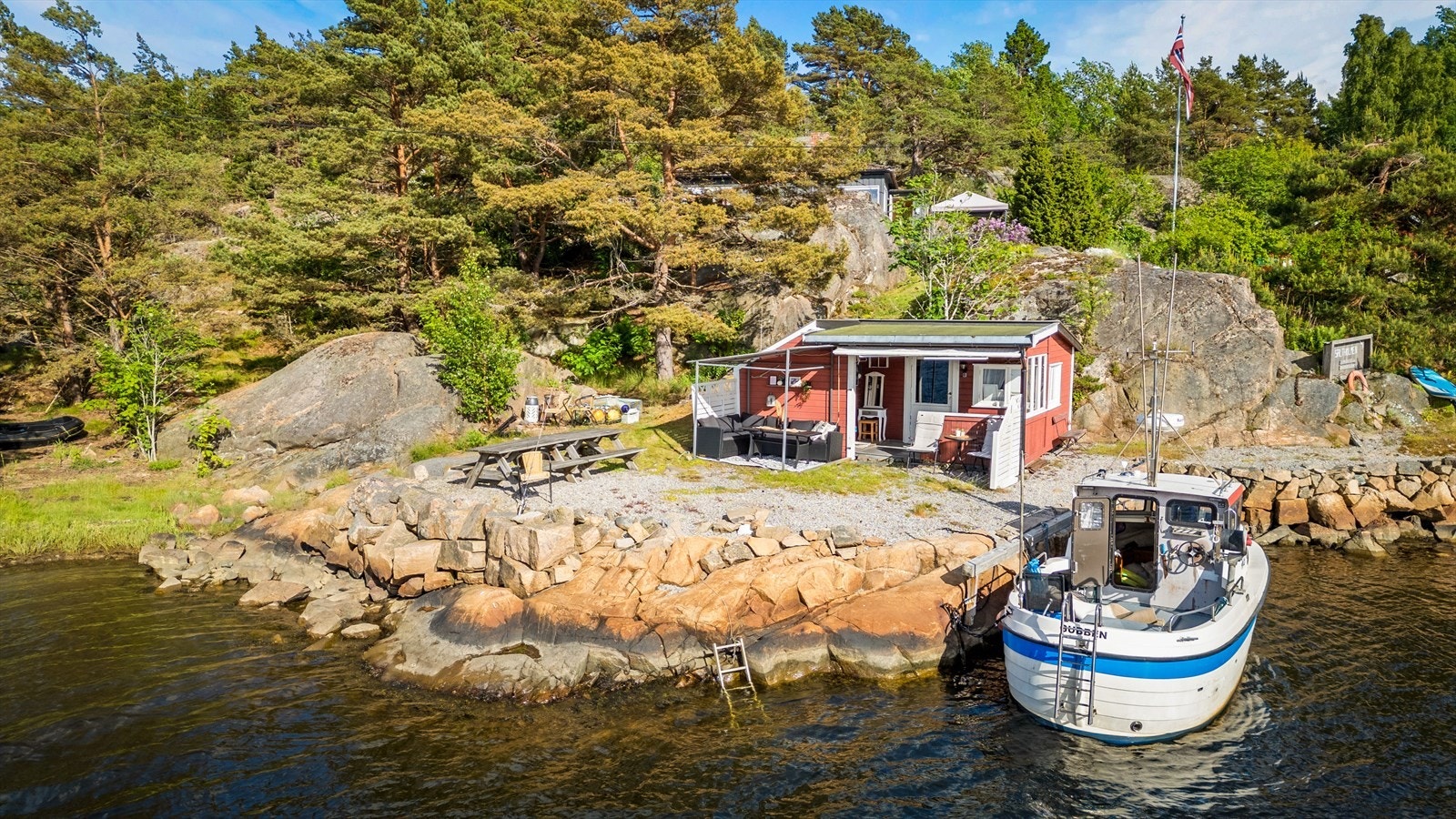 Eiendommen har egen strandlinje og flere bryggeanlegg, med adkomst kun via båt. Galleribilde