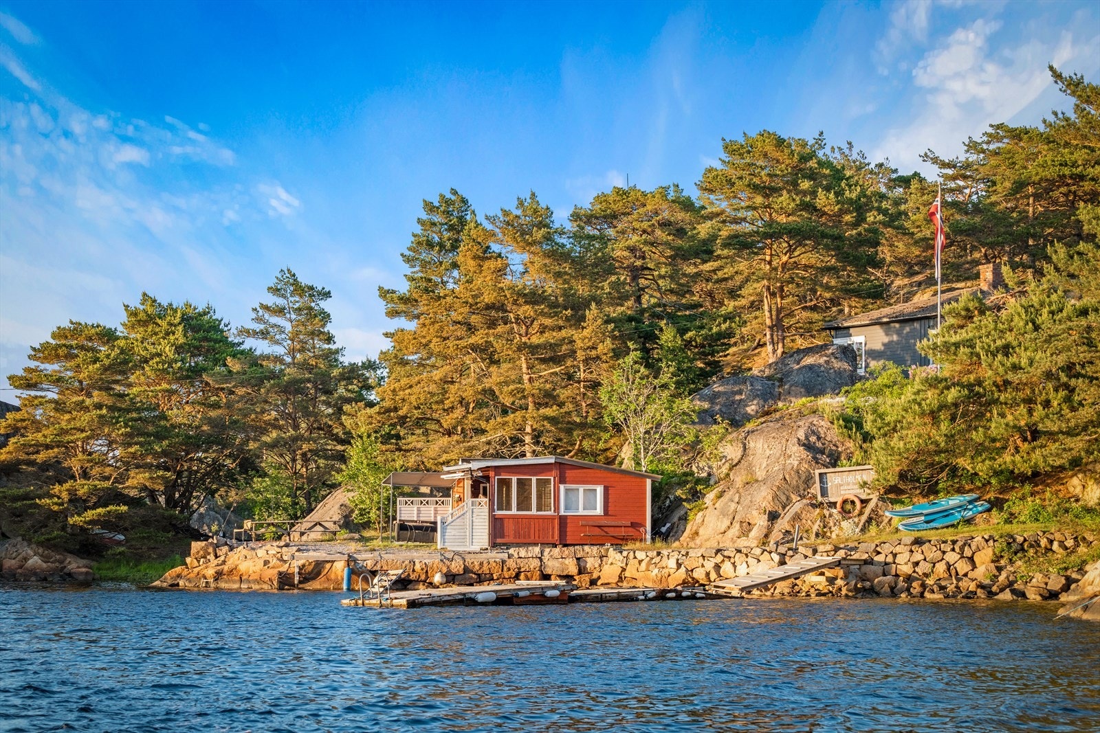 Sjøboden er en av fem bygninger på øya. Galleribilde