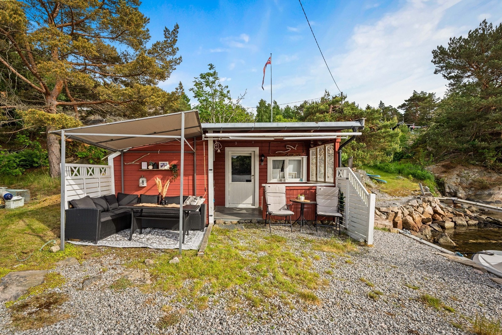 Sjøboden ligger helt nede ved vannkanten, med egen uteplass. Galleribilde