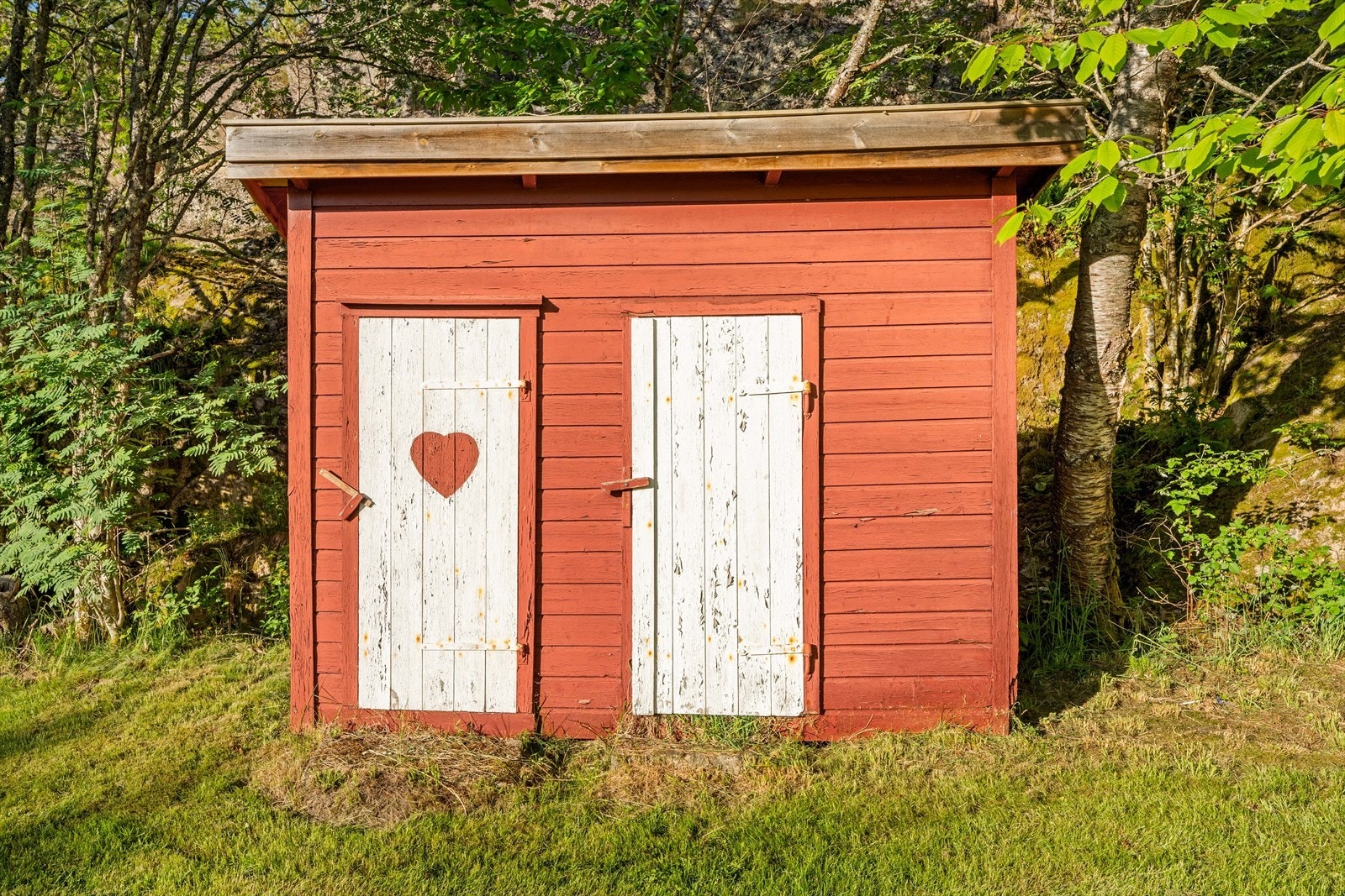 Tradisjonell utedo på eiendommen. Galleribilde