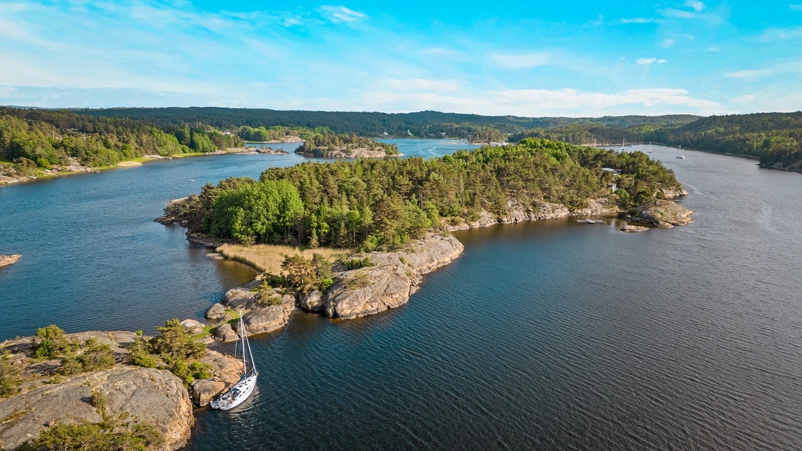 DnB Eiendom v/Michael A. Meyer (Tlf. 48062870) ønsker deg velkommen til Saltholmen - Eiendommen består av hele øya og byr på en unik skjærgårdsopplevelse. Galleribilde