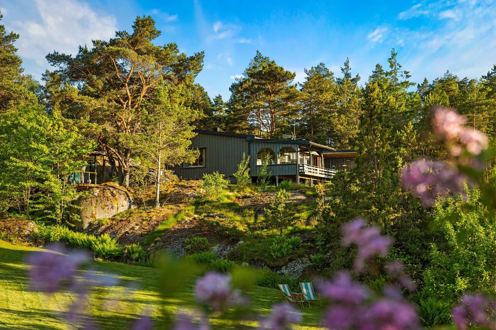 Hovedbygningen sett fra hagen. Galleribilde