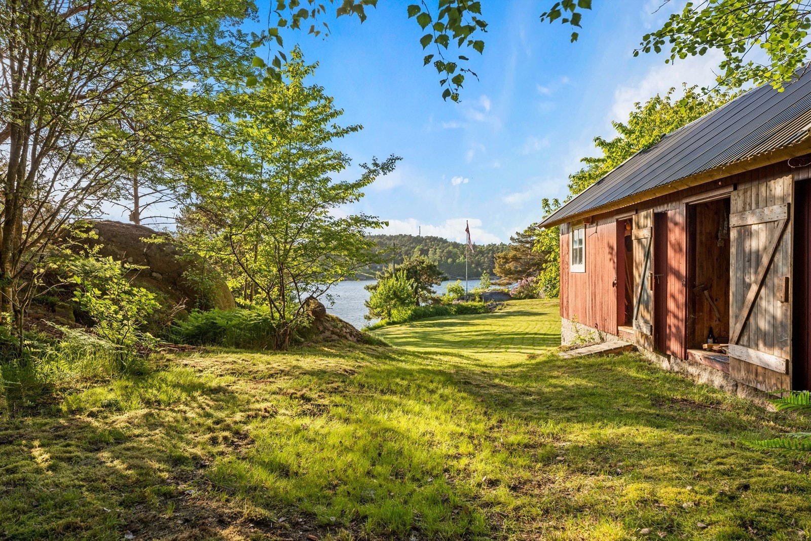 Låven er bygget med grunnmur av granitt og har stående kledning. Galleribilde