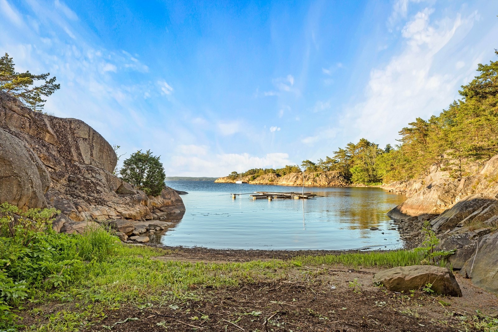 En av de lune og private badevikene på øya. Galleribilde