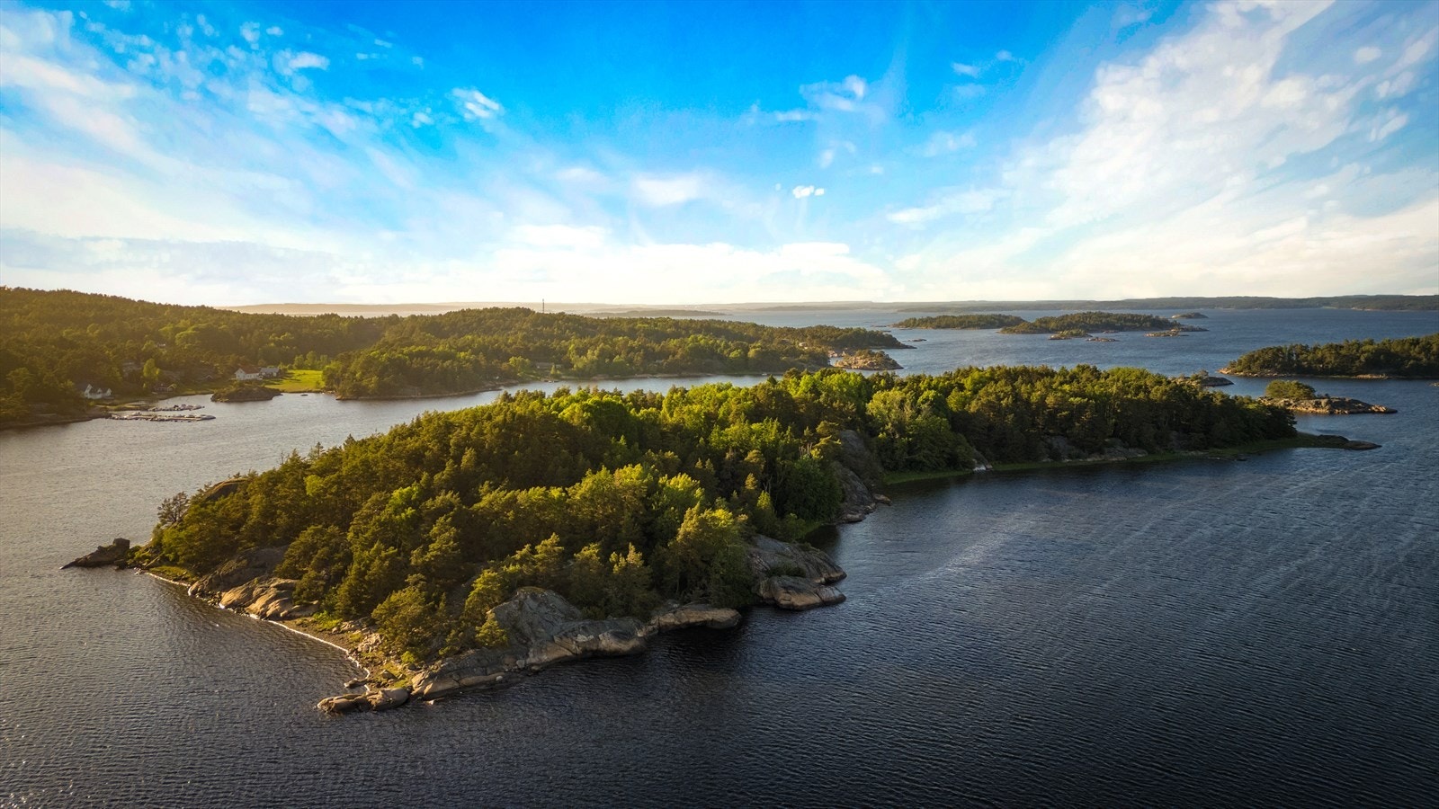 Hvalerskjærgården byr på utallige holmer og skjær å utforske. Galleribilde