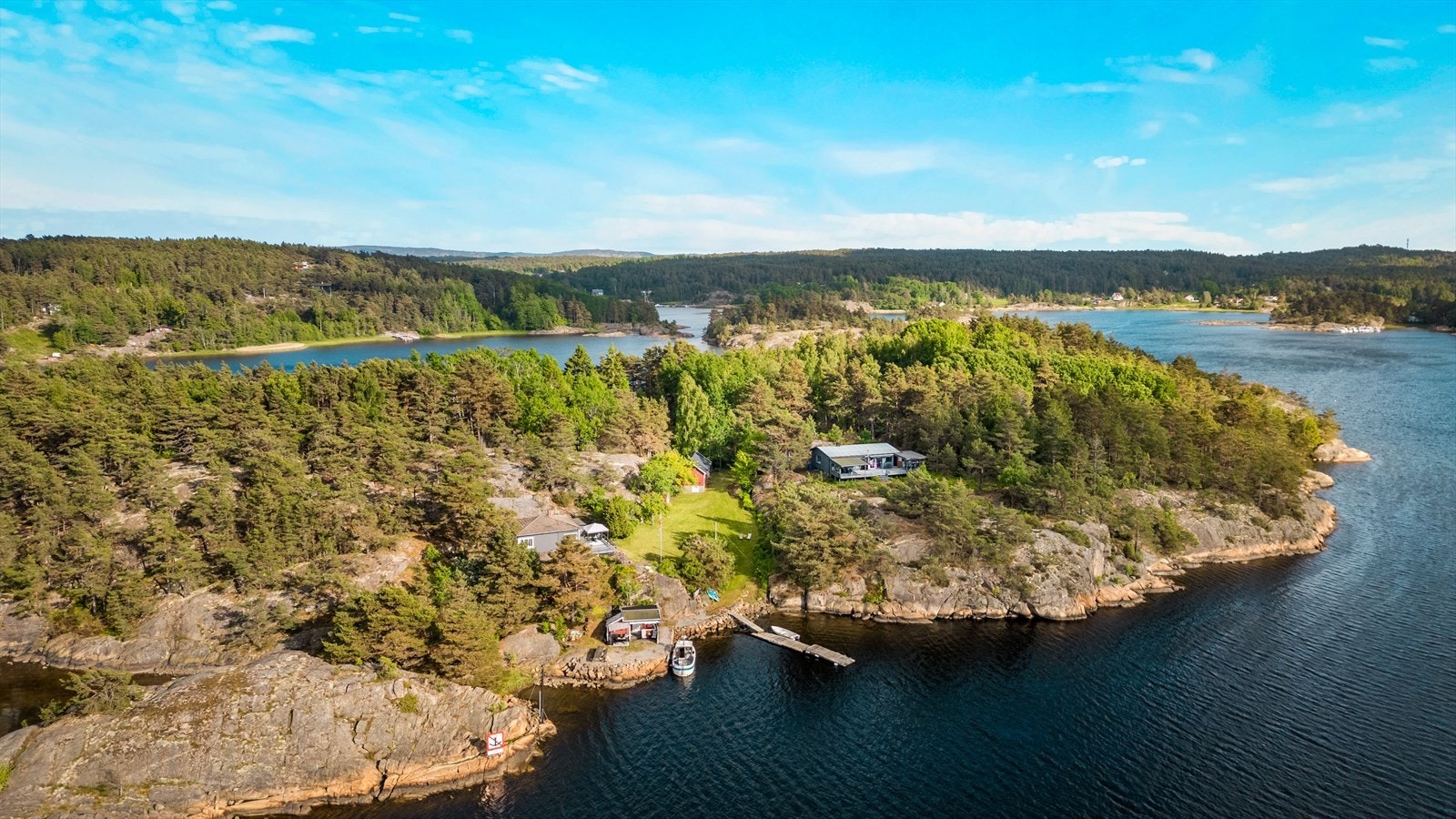 En hel øy på ca. 76 mål med to fritidsboliger, anneks, sjøbod og låve. Galleribilde