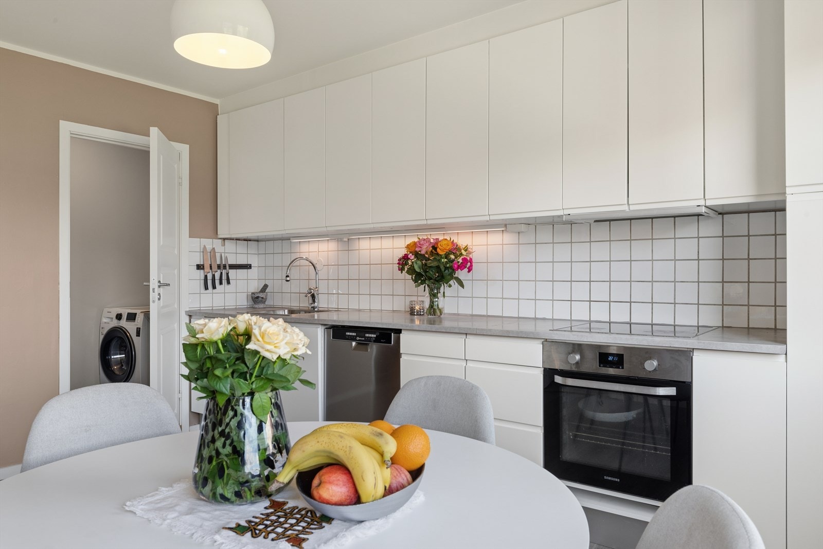 Kjøkkenet er funksjonelt utformet med god benkeplass og rikelig med skapplass i både under- og overskap, noe som gir gode lagringsmuligheter. Galleribilde