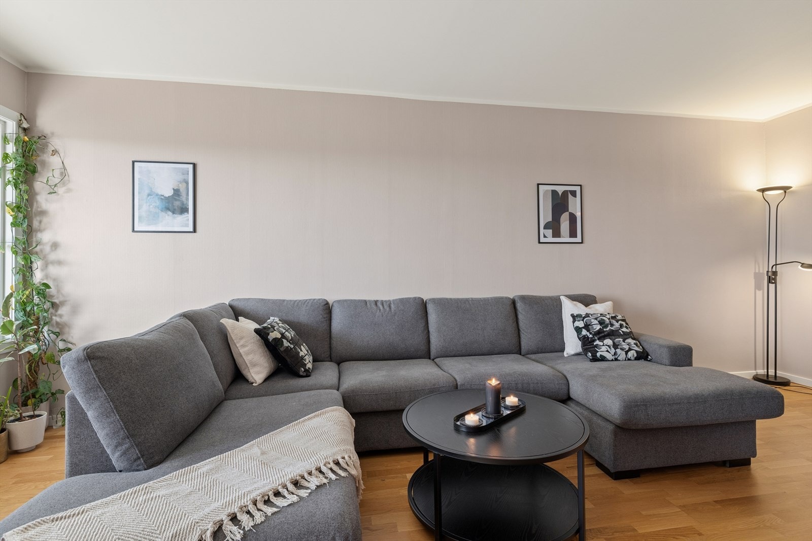 Stuen byr på gode møbleringsmuligheter med plass til større sofagruppe og øvrig inventar, perfekt for rolige kvelder. Galleribilde