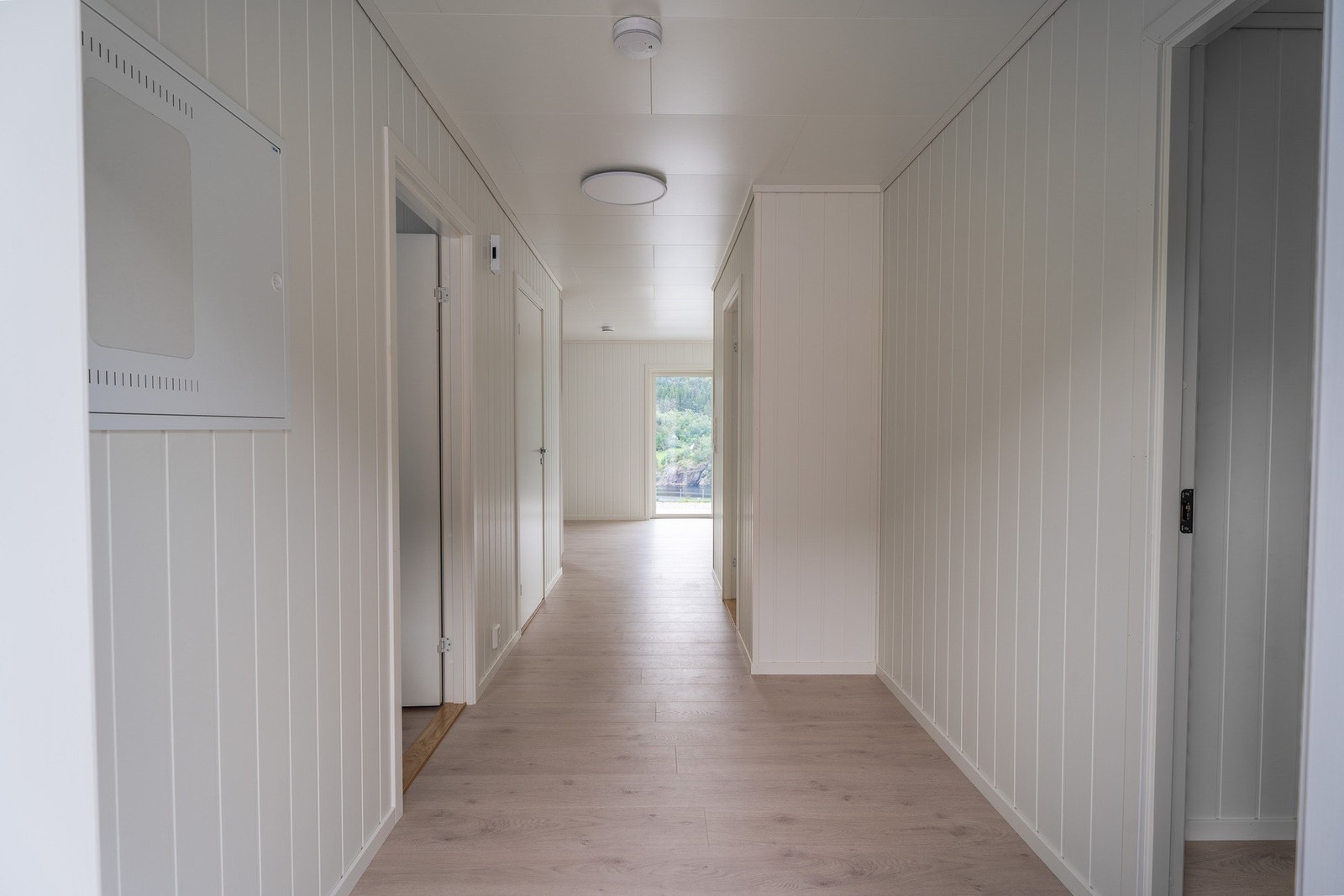 I entreen er det gode muligheter for oppbevaring, både til opphengsplass for yttertøy og plass til garderobeløsning Galleribilde